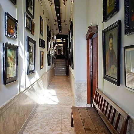 Canal House 4*