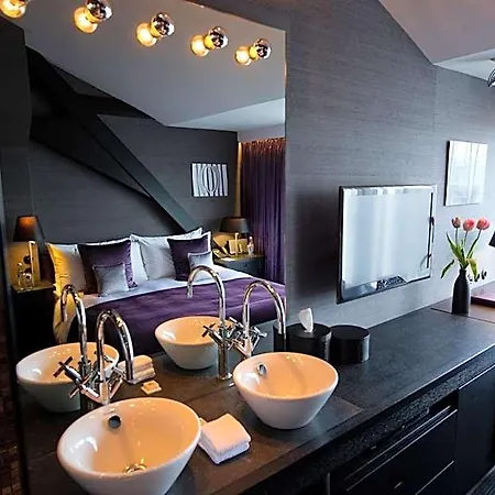 Canal House 4*